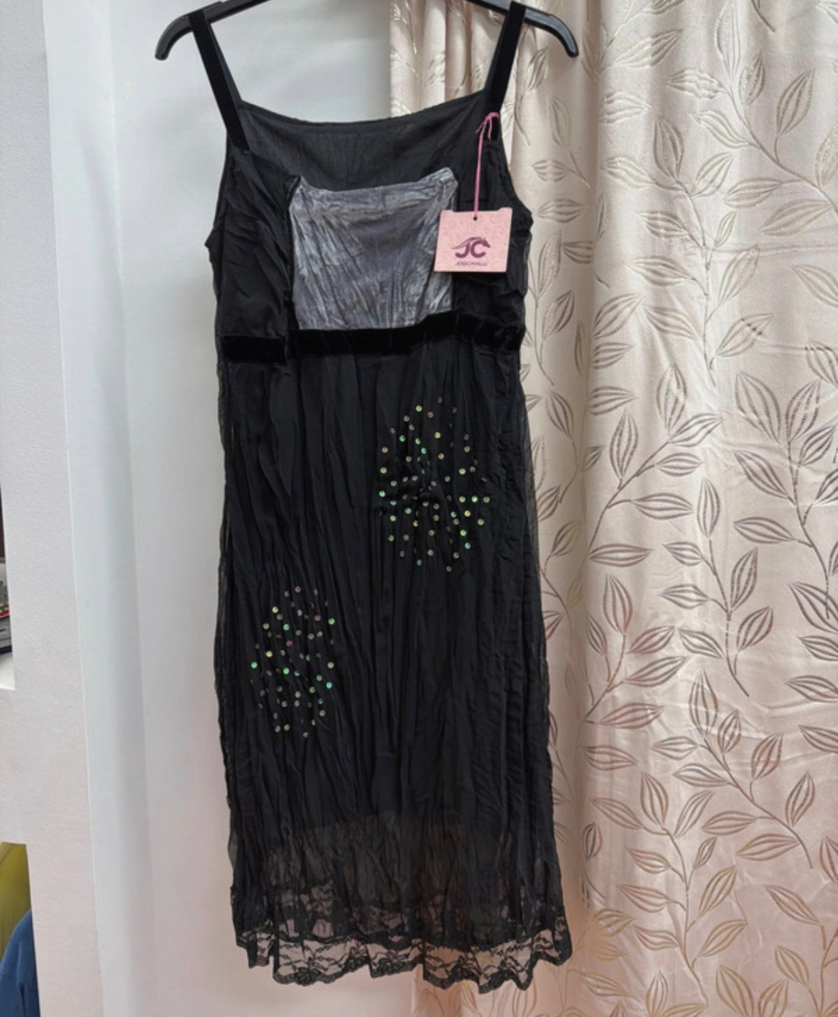 Vestido negro plisado con detalles brillantes — fotografía del producto