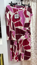 Conjunto geométrico fucsia con top de nudo lateral — fotografía del producto