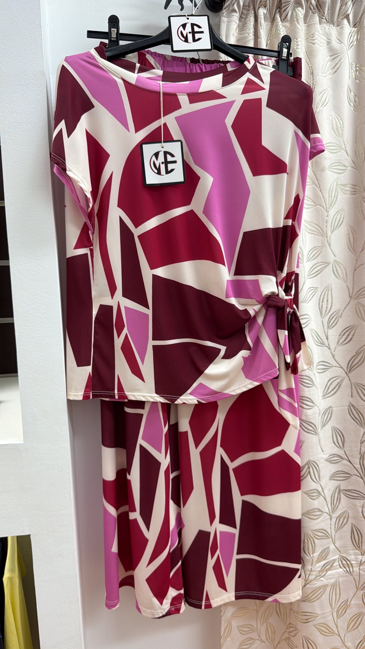 Conjunto geométrico fucsia con top de nudo lateral — fotografía del producto
