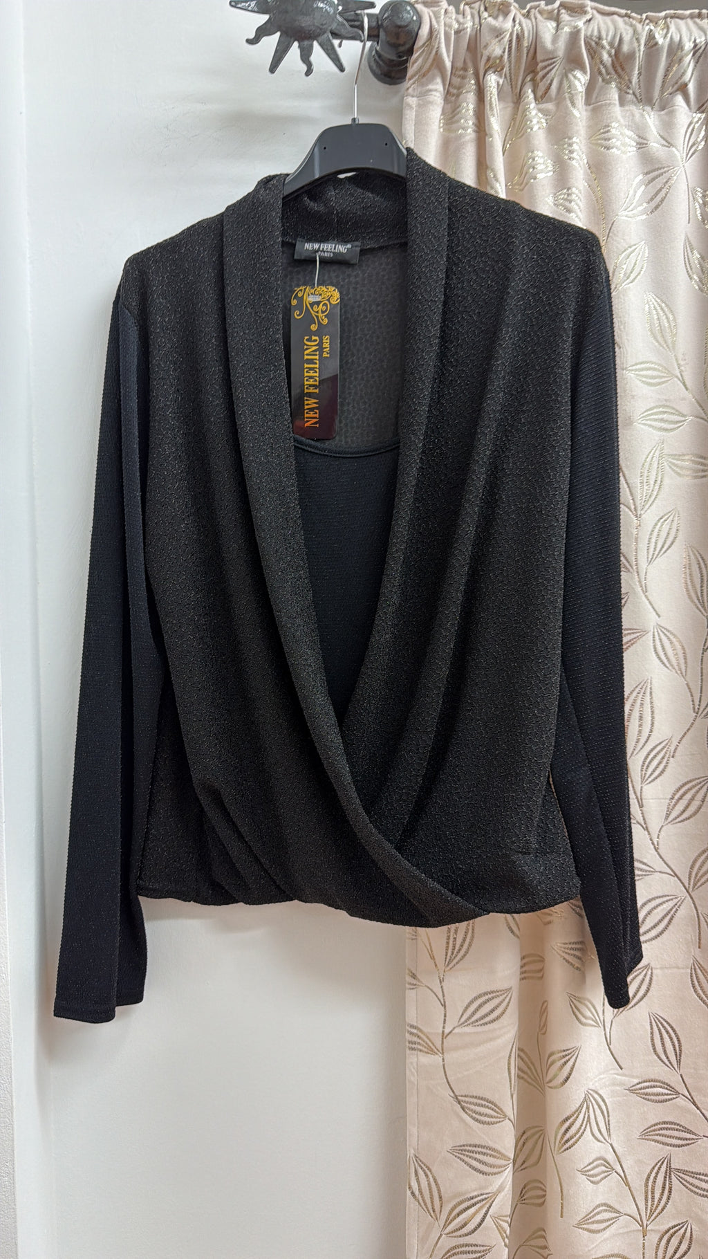 Blusa negra cruzada con lazada — fotografía del producto