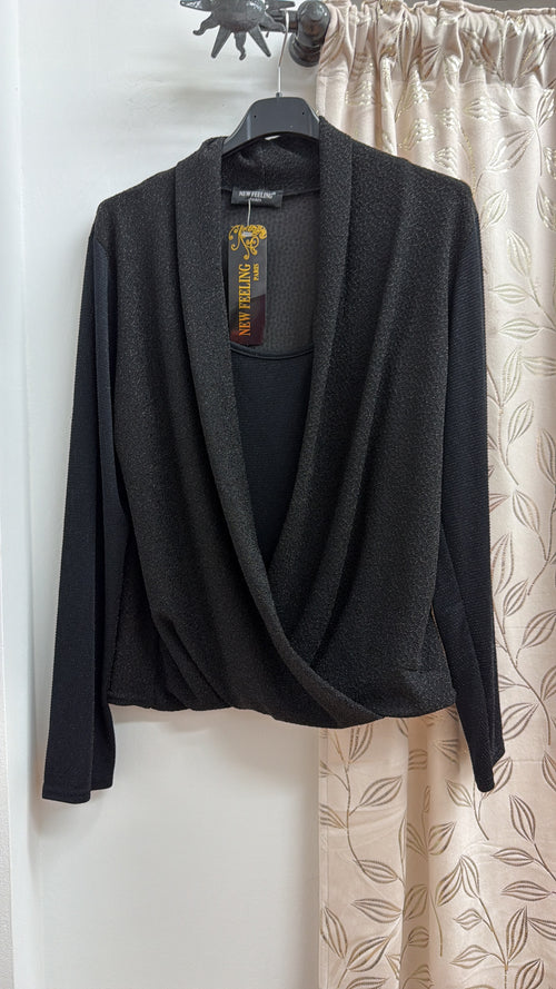 Blusa negra cruzada con lazada — fotografía del producto