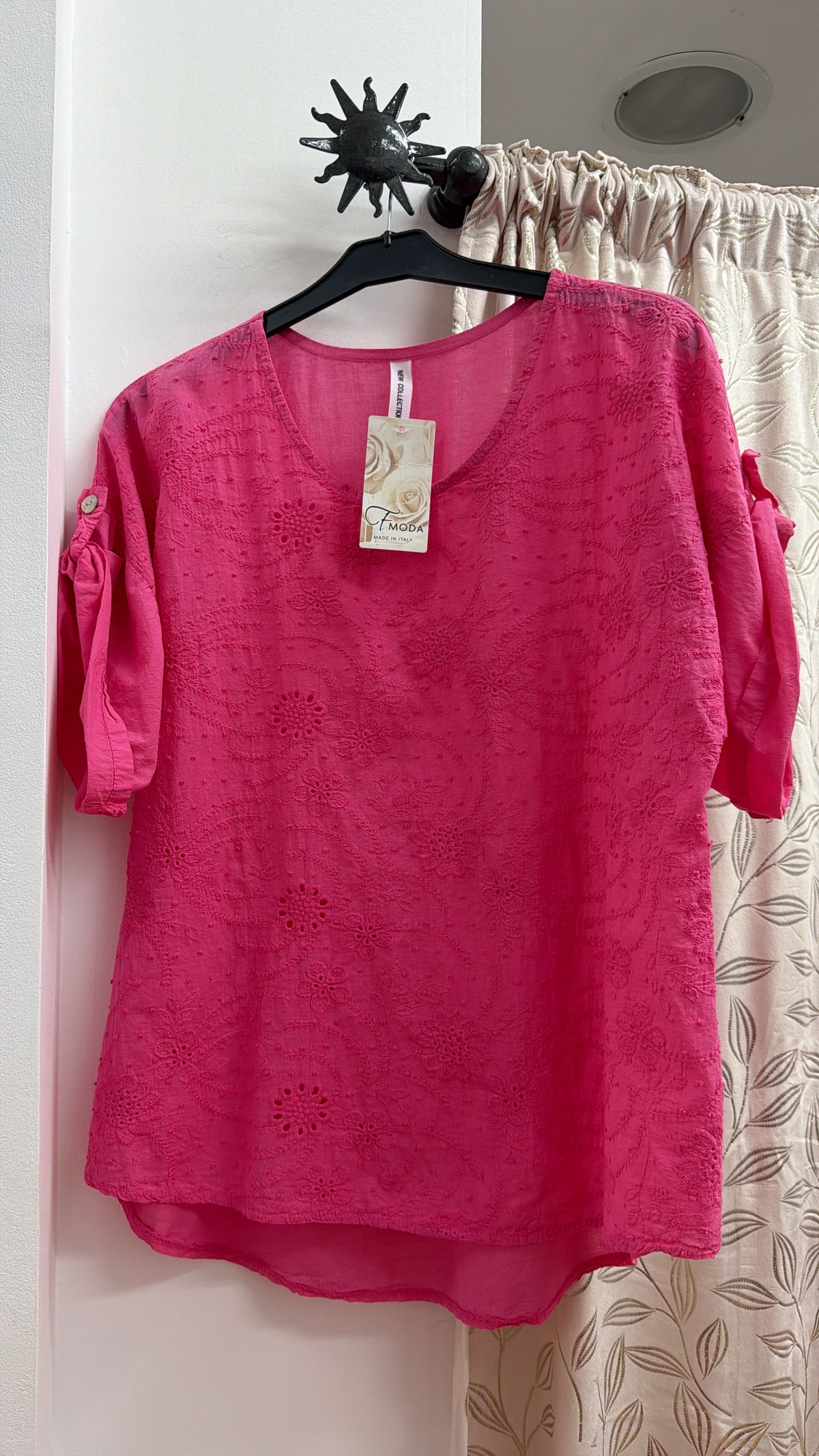 Camiseta fucsia bordada con escote en pico — fotografía del producto