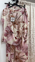 Conjunto floral rosa con top anudado lateral — fotografía del producto