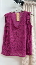 Camiseta fucsia de encaje floral con volantes — fotografía del producto