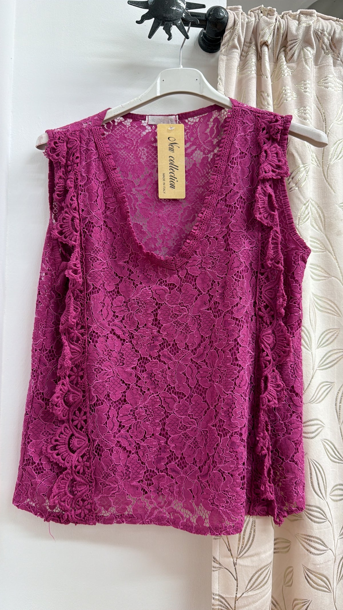 Camiseta fucsia de encaje floral con volantes — fotografía del producto