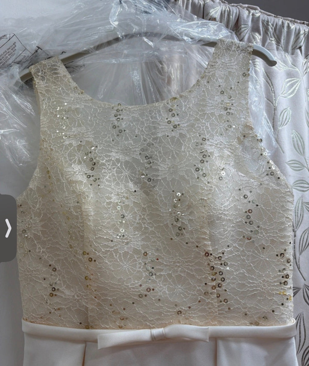 Vestido de ceremonia marfil con encaje y lazo — fotografía del producto