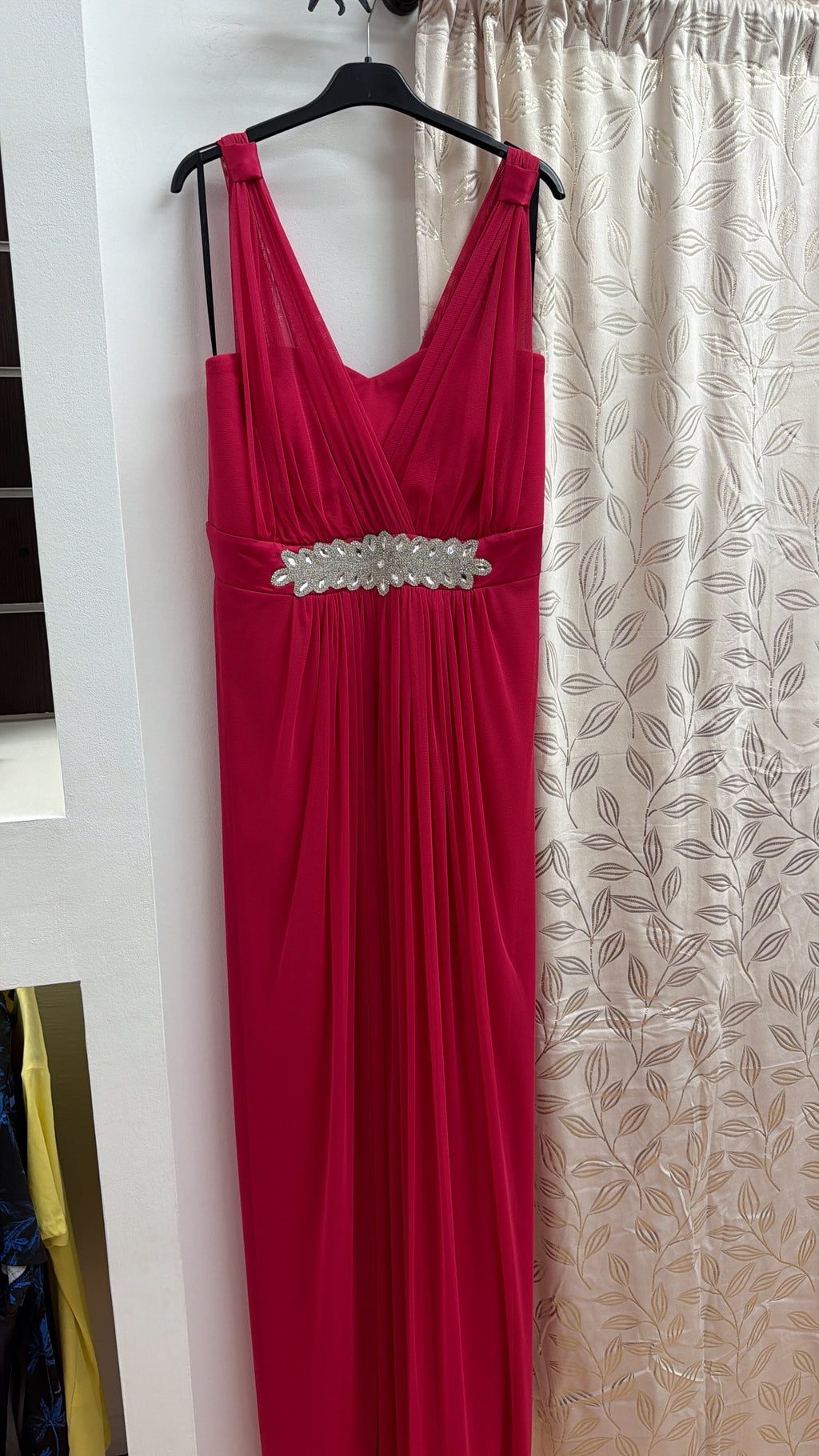 Vestido largo de fiesta fucsia con escote cruzado y detalle joya — fotografía del producto