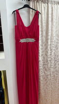 Vestido largo de fiesta fucsia con escote cruzado y detalle joya — fotografía del producto