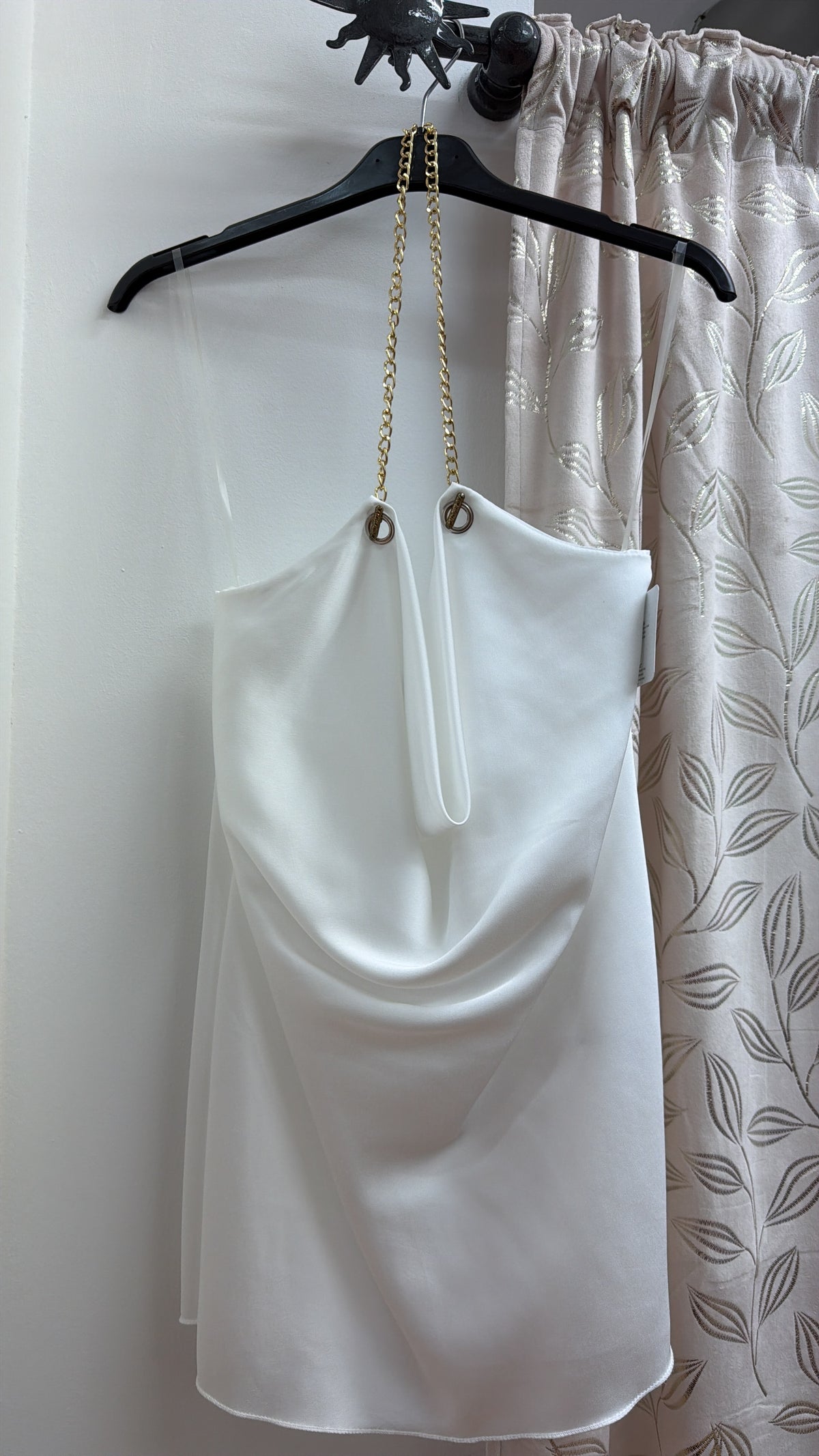 Camiseta blanca satinada con cadenas doradas — fotografía del producto