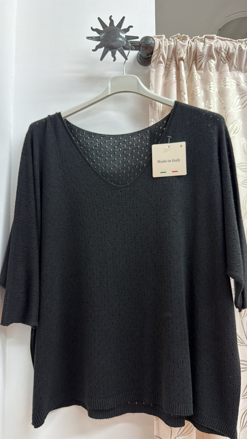 Camiseta negra de punto calado — fotografía del producto