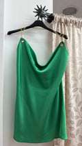 Camiseta satinada verde con escote drapeado y cadenas — fotografía del producto