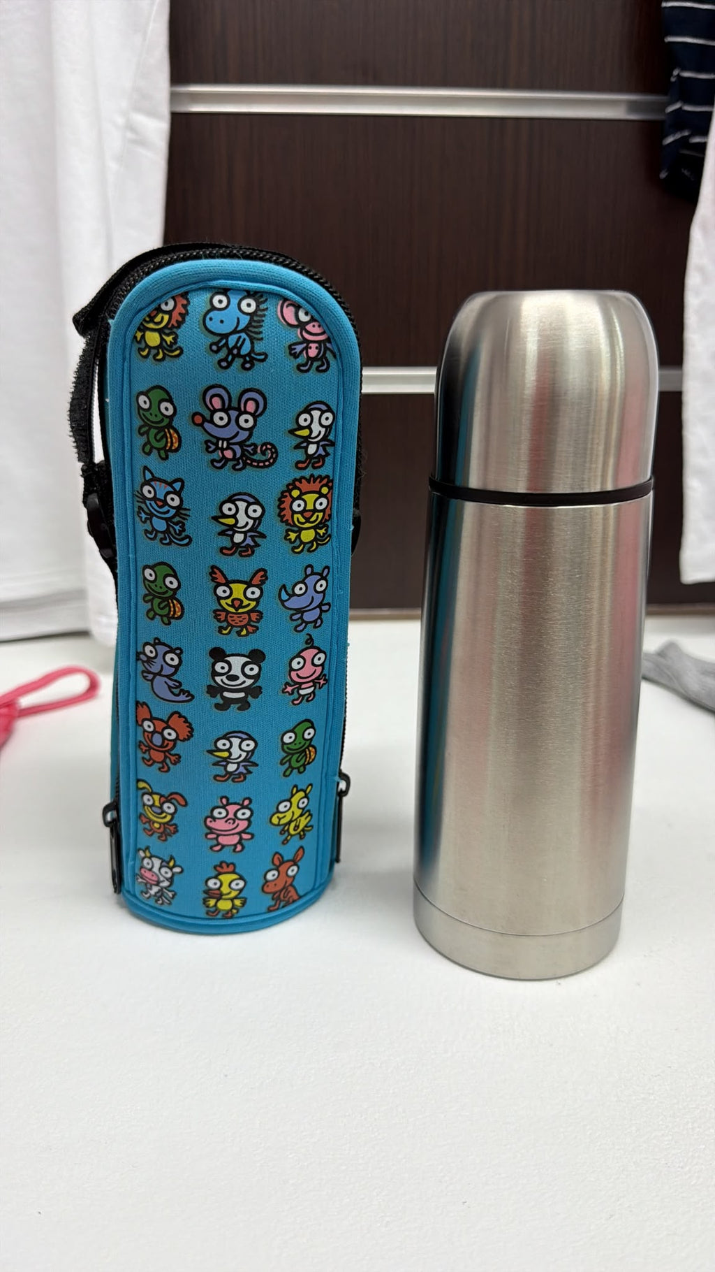 Termo infantil de acero inoxidable con funda — fotografía del producto