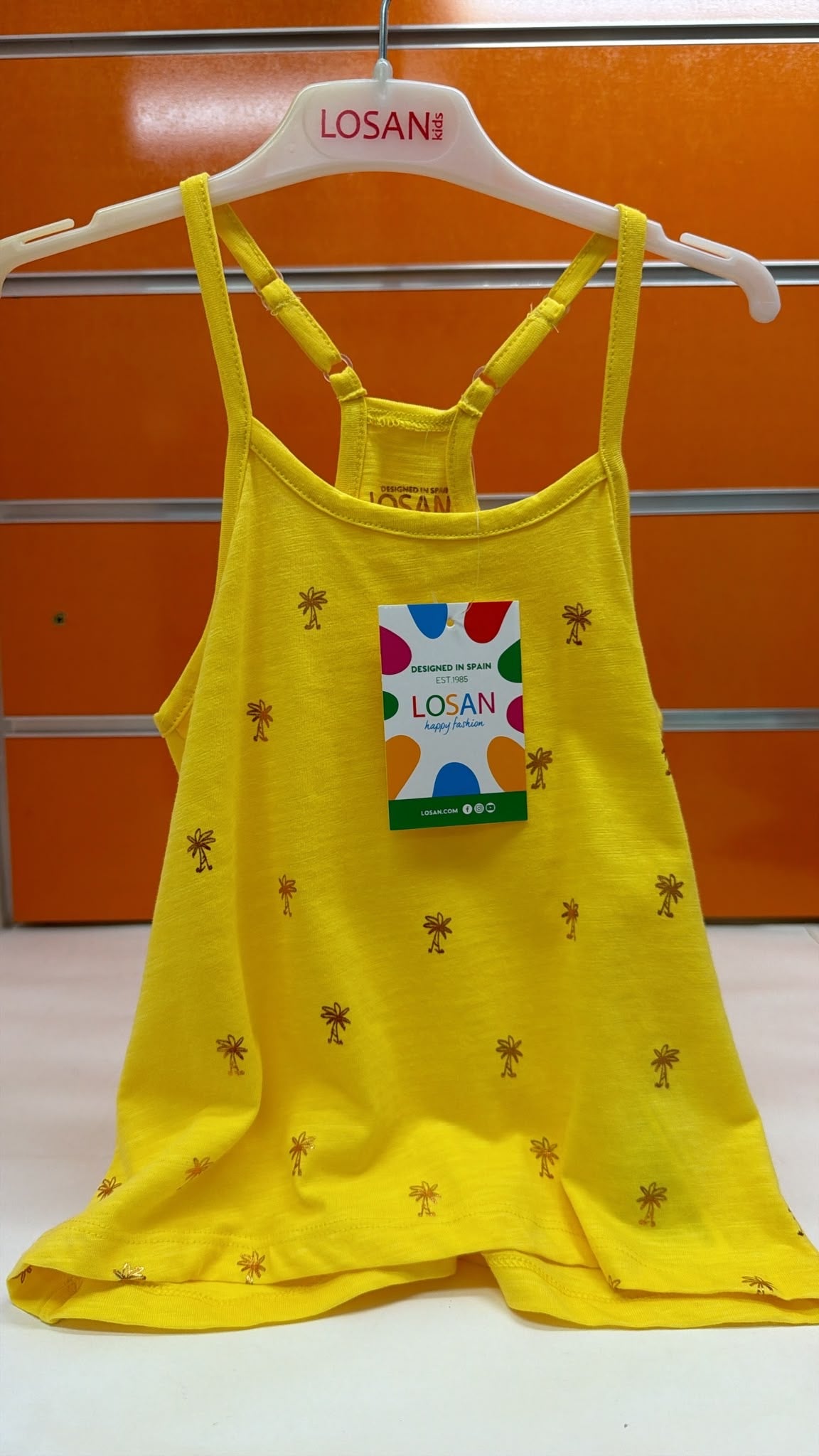Camiseta niña Losan amarilla con palmeras — fotografía del producto