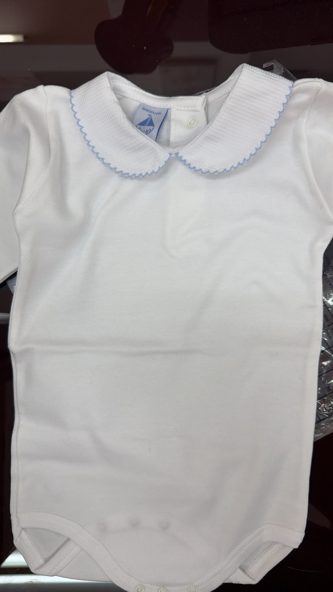 Body bebé blanco con cuello bebé y ribete — fotografía del producto