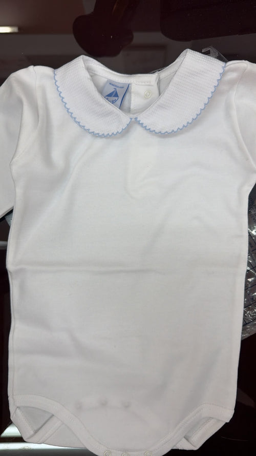 Body bebé blanco con cuello bebé y ribete — fotografía del producto