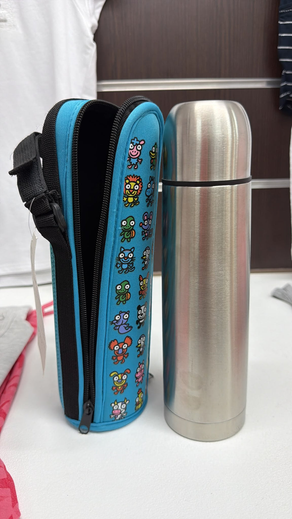 Termo infantil de acero inoxidable con funda — fotografía del producto