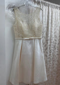 Vestido de ceremonia marfil con encaje y lazo — fotografía del producto