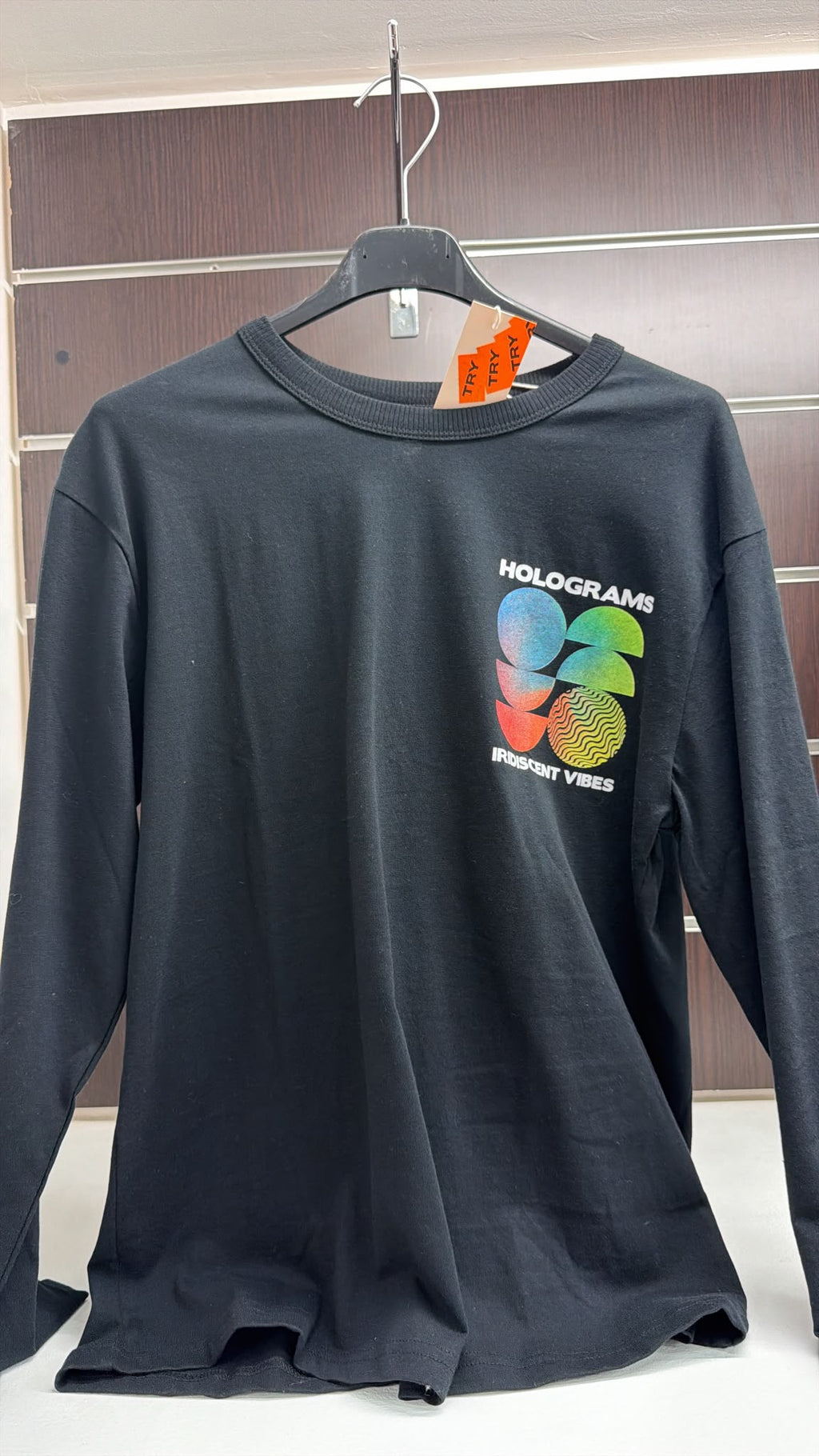Camiseta juvenil negra de manga larga Holograms — fotografía del producto