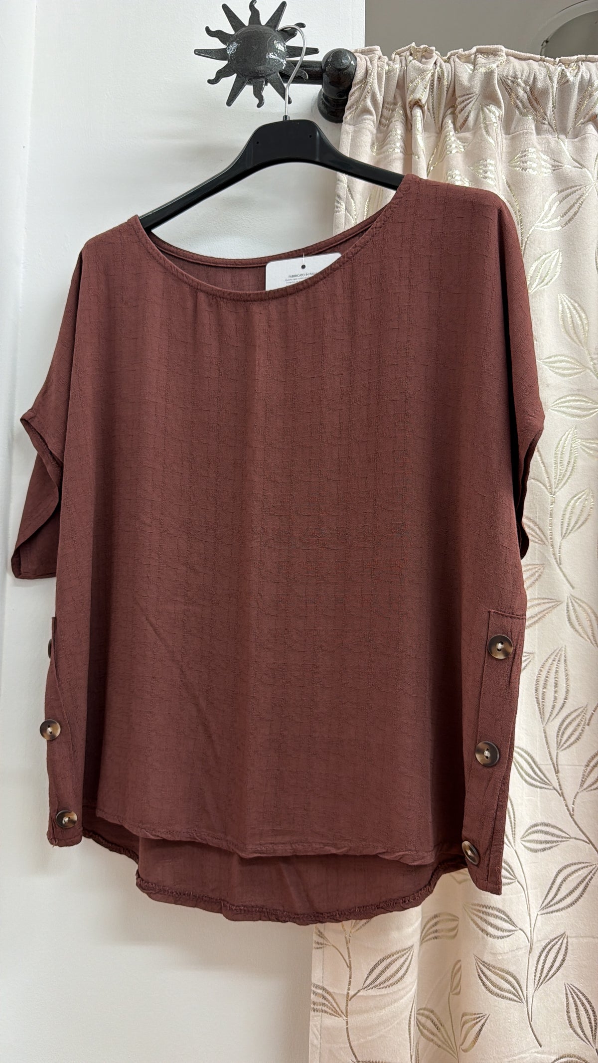 Camiseta marrón con botones laterales — fotografía del producto