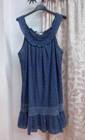 Vestido azul bordado de algodón — fotografía del producto
