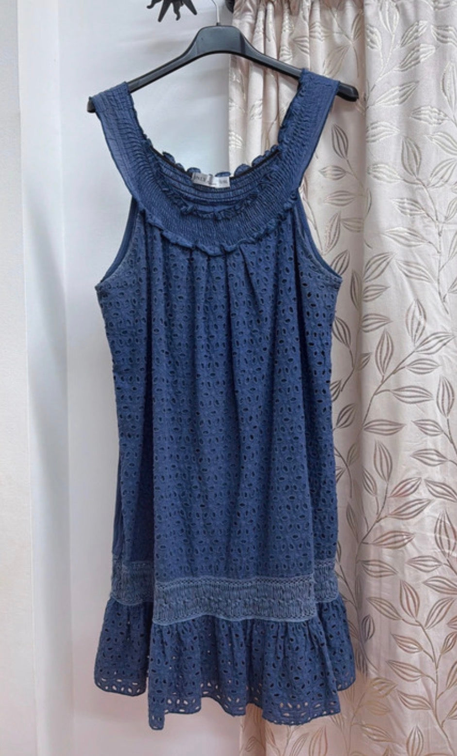 Vestido azul bordado de algodón — fotografía del producto