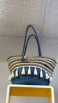 Bolso Capazo azul con borlas — fotografía del producto