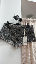 Short vaquero estampado geométrico en blanco y negro — fotografía del producto