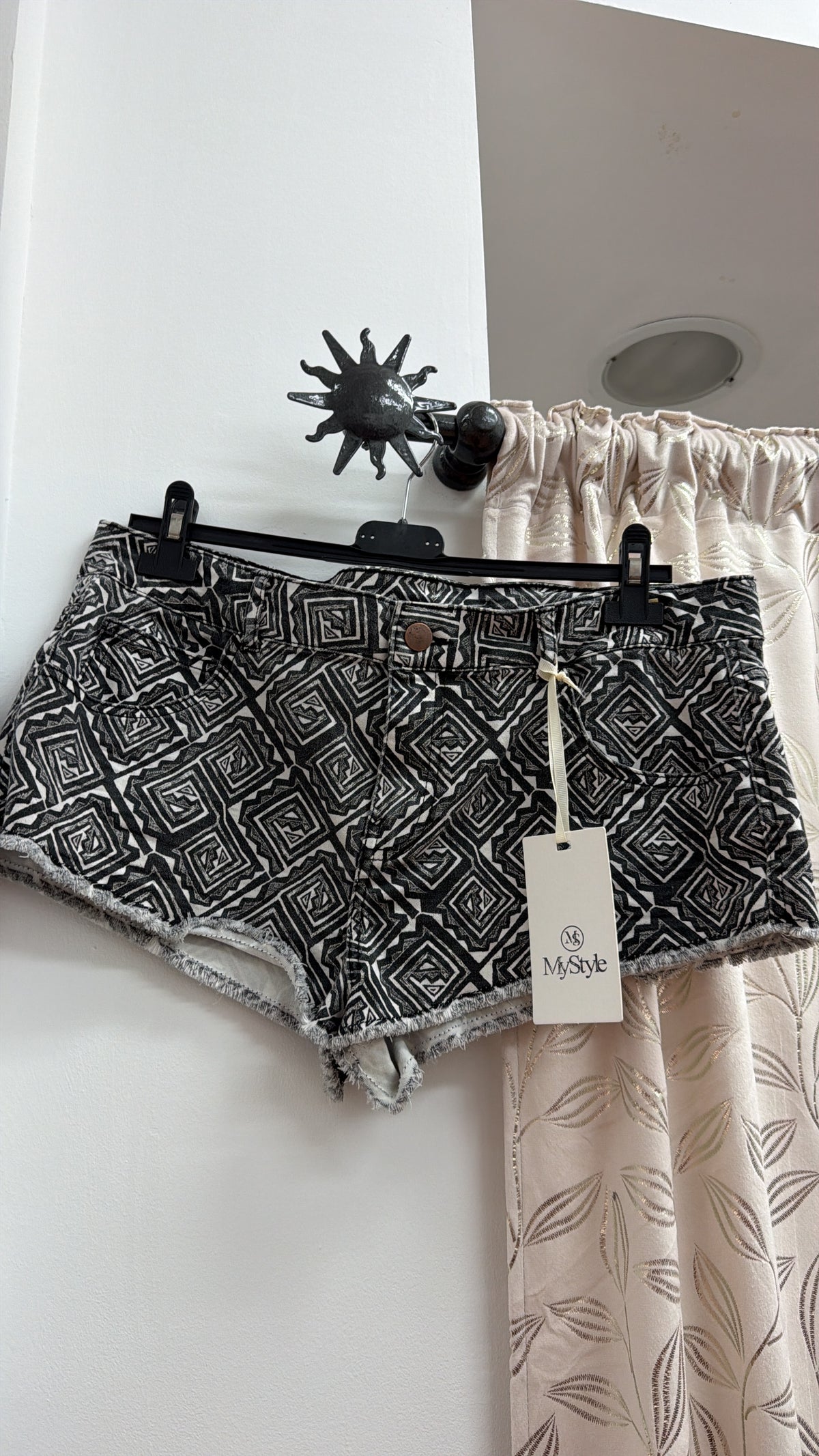 Short vaquero estampado geométrico en blanco y negro — fotografía del producto
