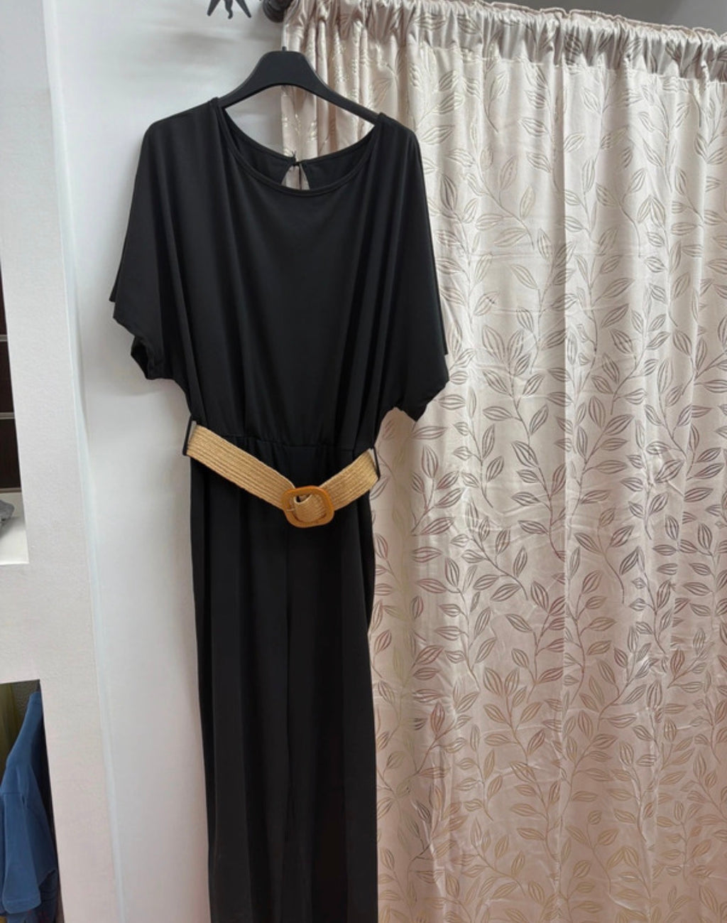 Vestido largo negro con cinturón de rafia — fotografía del producto