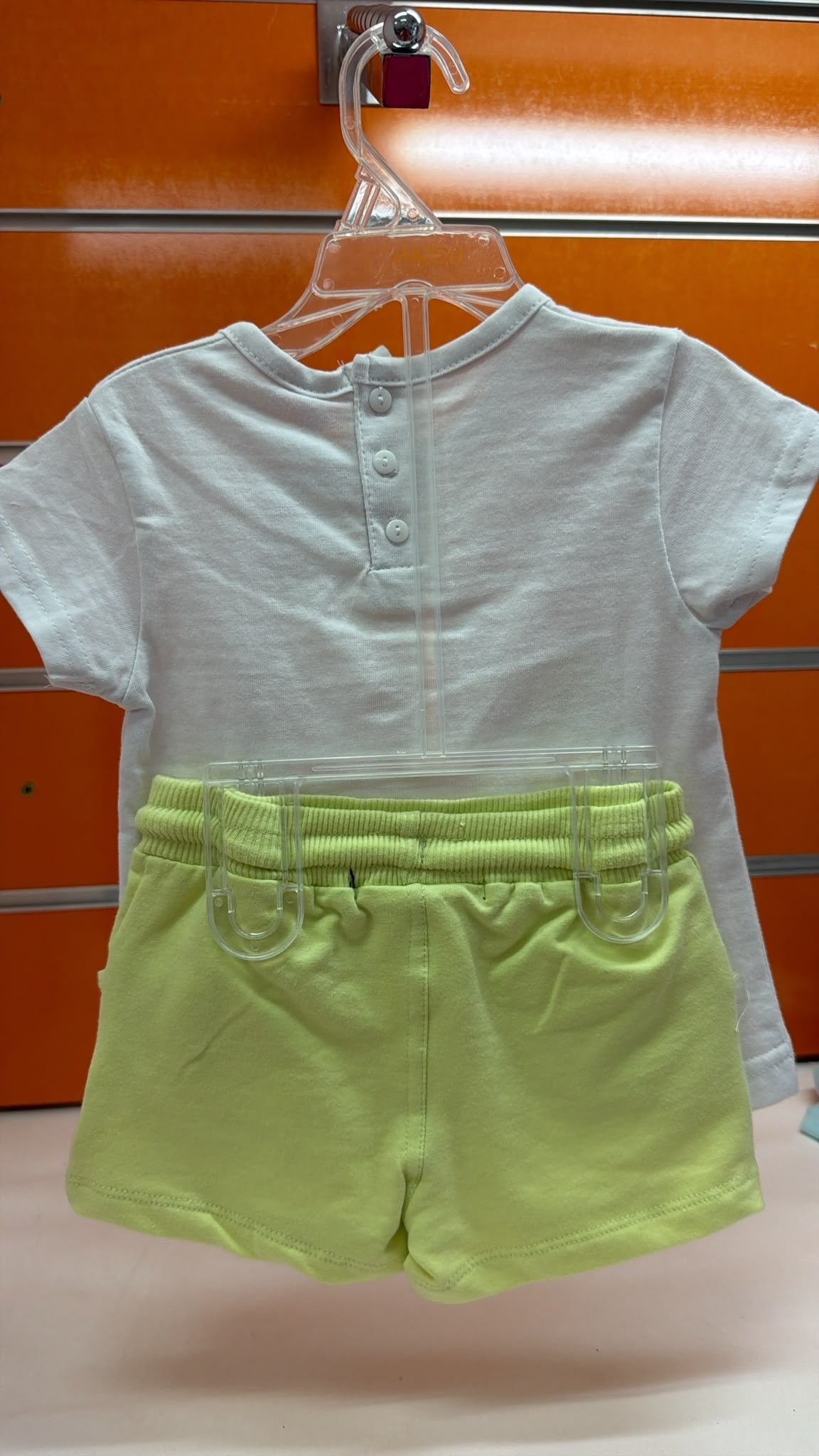 Conjunto bebé Losan blanco tortuga con pantalón verde — fotografía del producto