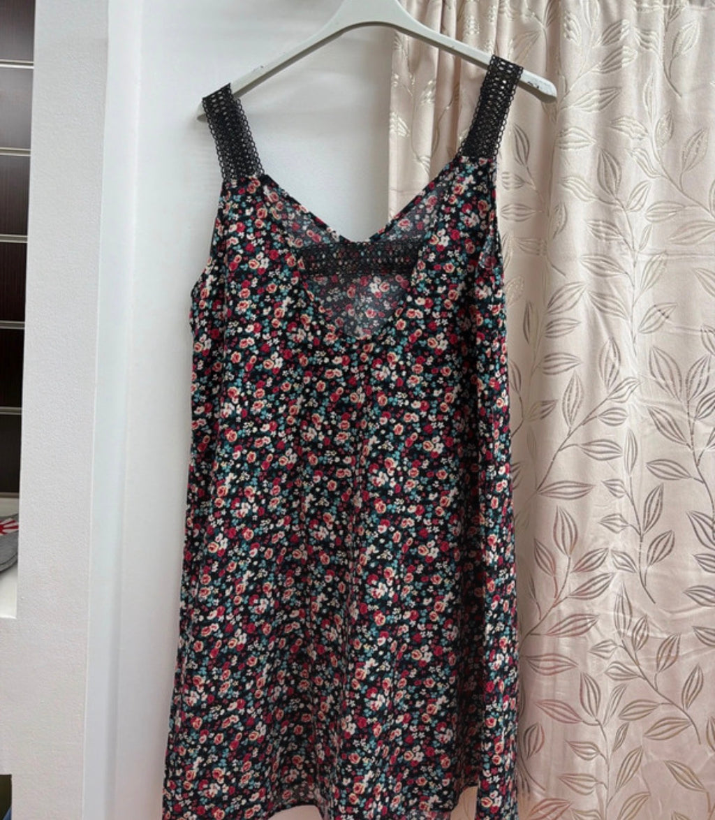 Vestido floral con tirantes de crochet — fotografía del producto