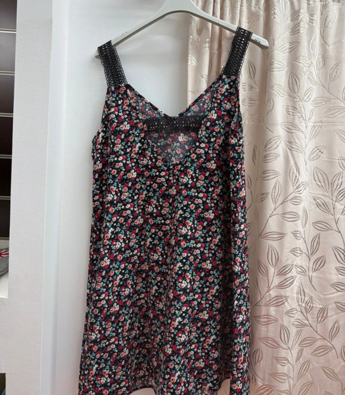 Vestido floral con tirantes de crochet — fotografía del producto