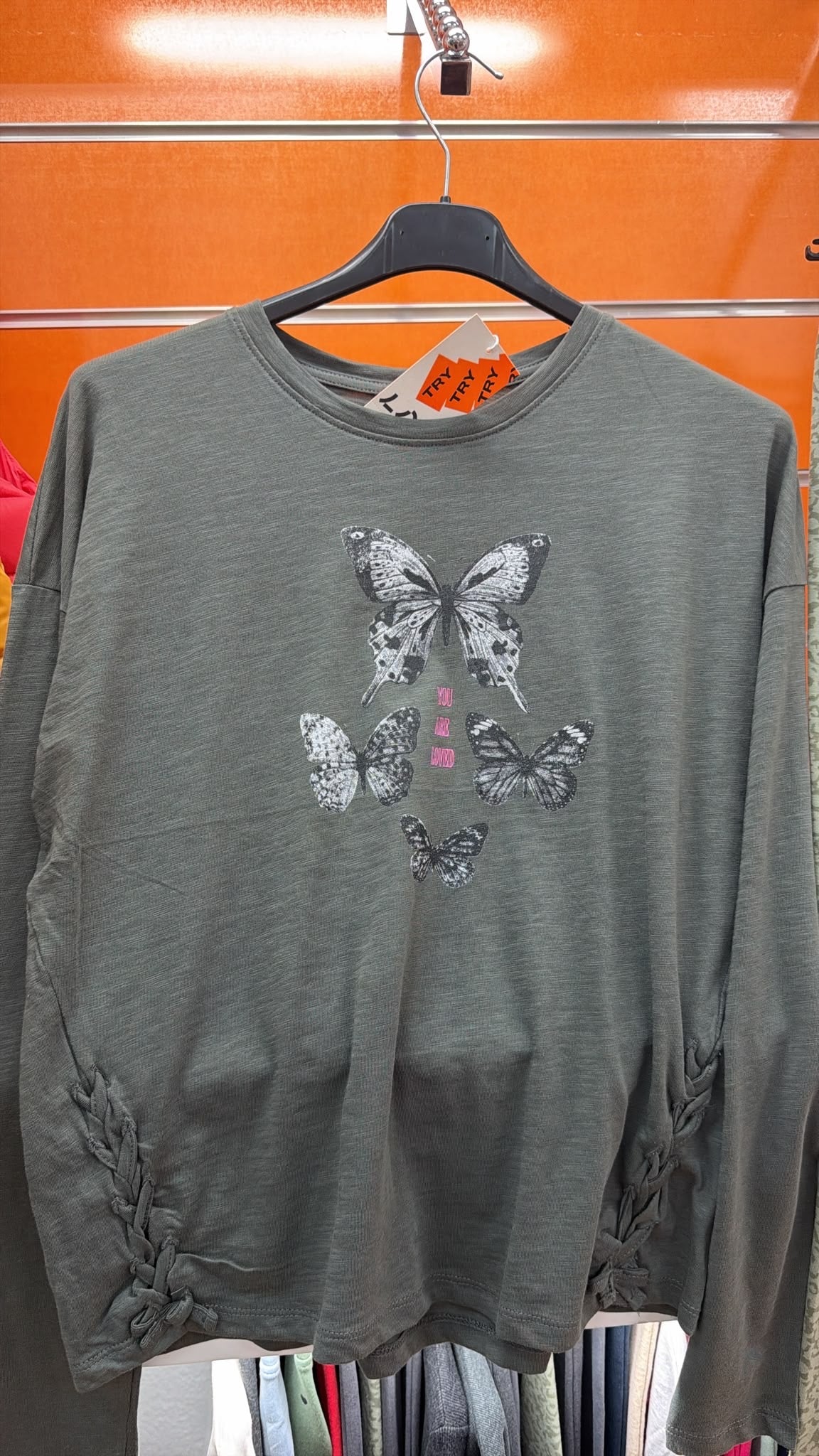Camiseta verde con mariposas para niña — fotografía del producto
