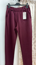 Pantalón granate con detalle fruncido — fotografía del producto
