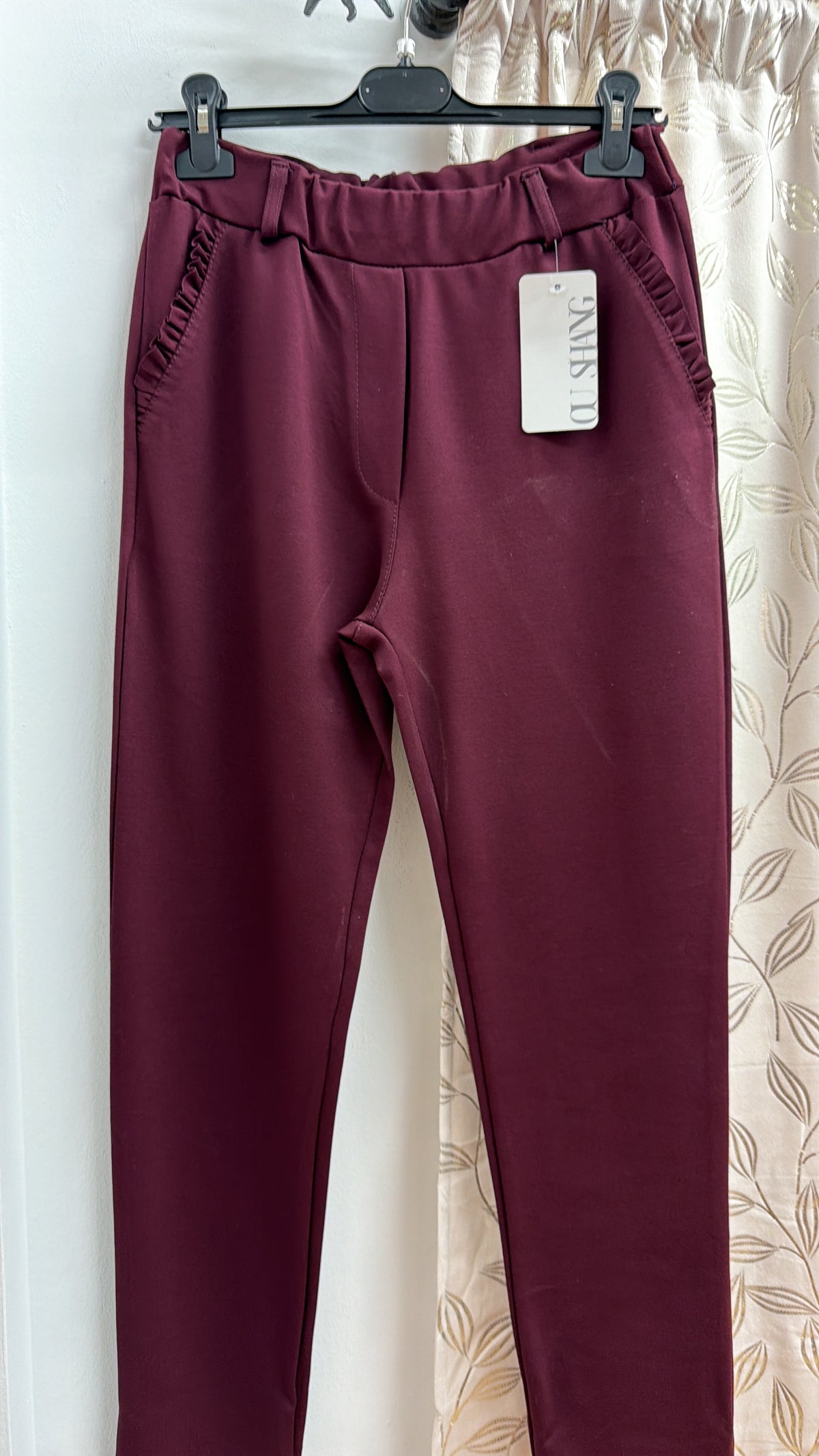 Pantalón granate con detalle fruncido — fotografía del producto
