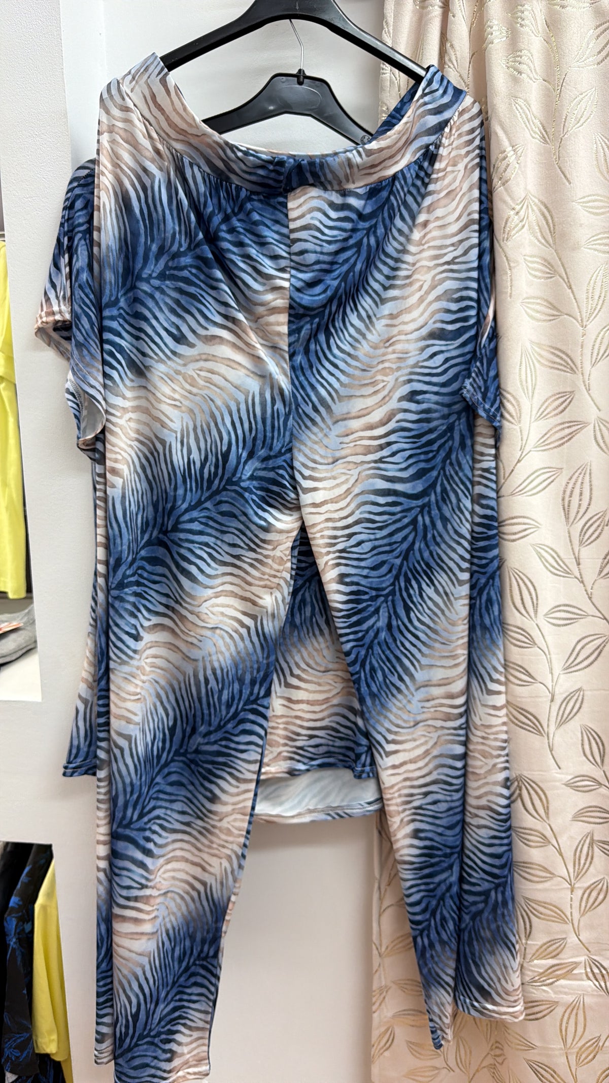 Conjunto azul estampado con detalle decorativo lateral — fotografía del producto