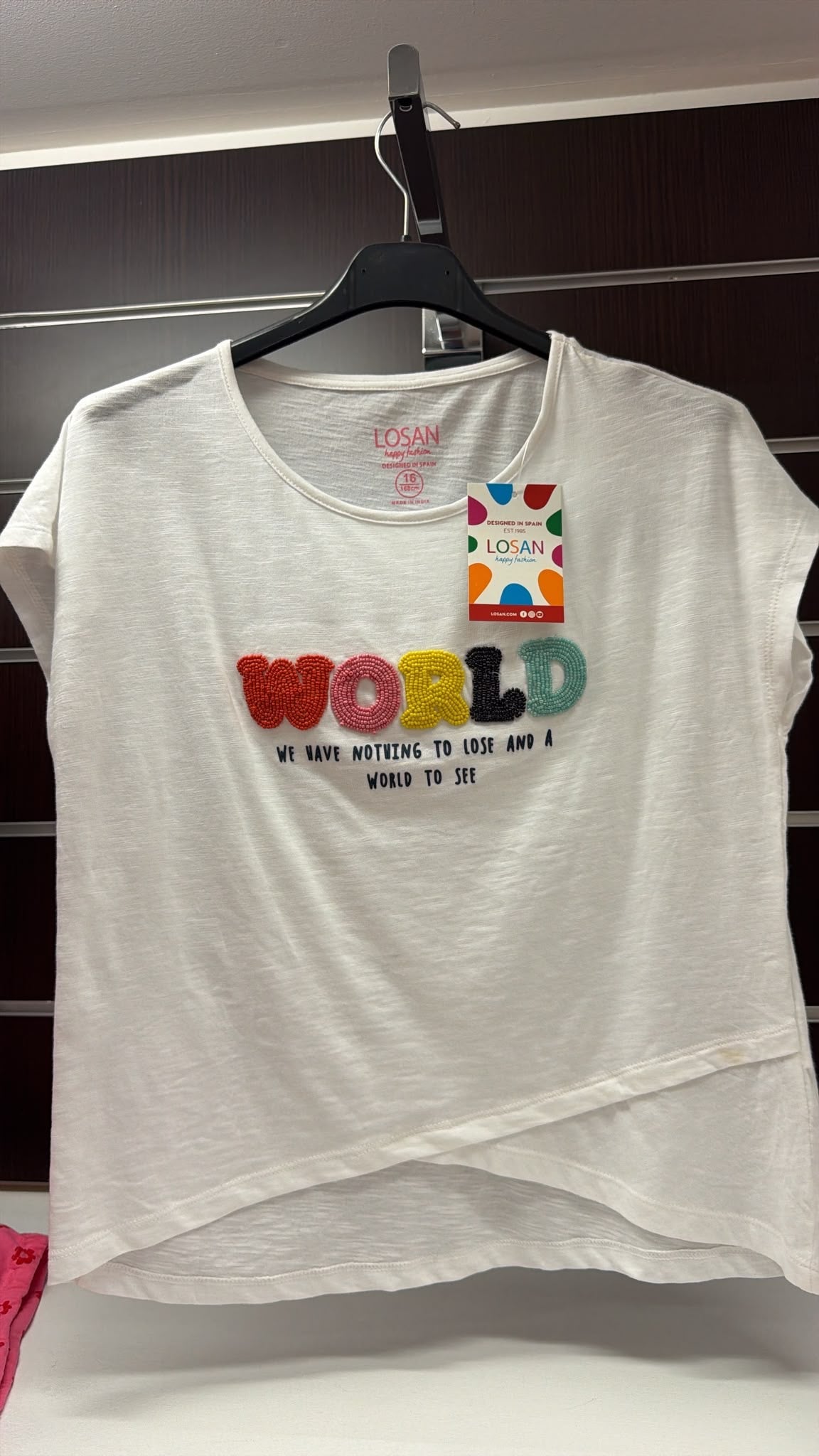 Camiseta Losan blanca World con cuentas de colores — fotografía del producto