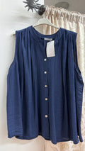 Blusa azul marino sin mangas con botones — fotografía del producto