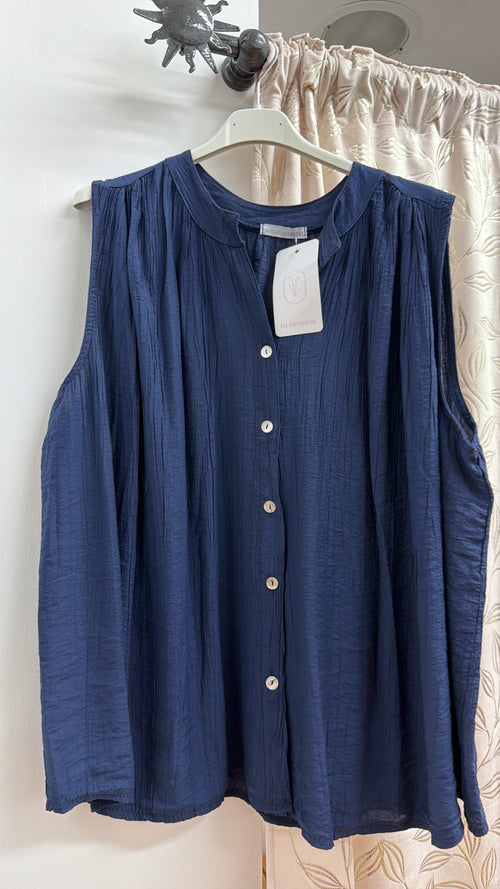 Blusa azul marino sin mangas con botones — fotografía del producto