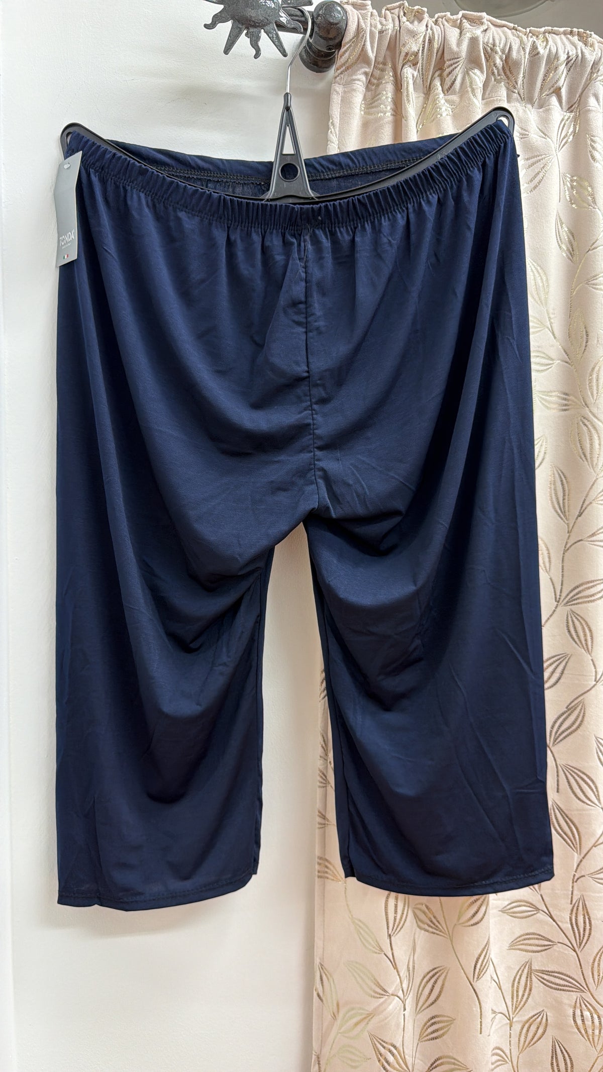 Pantalón azul marino fluido con cintura elástica — fotografía del producto