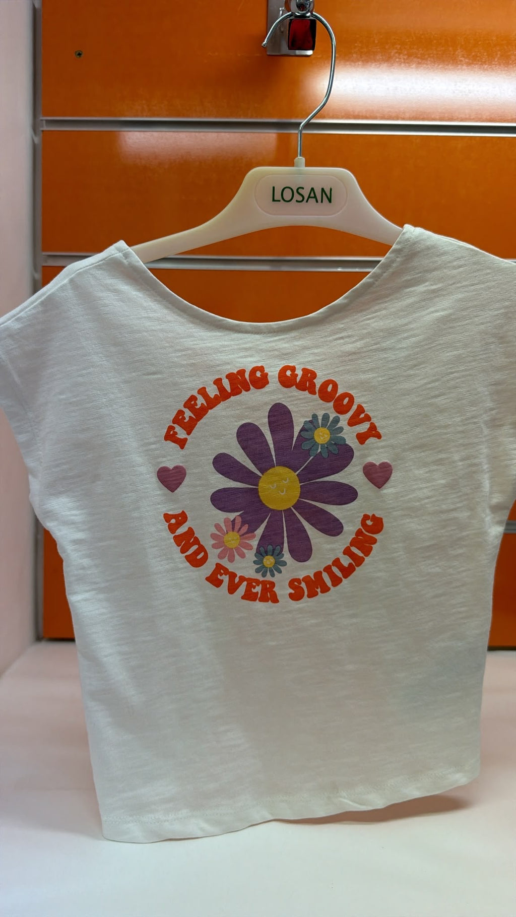 Camiseta niña Losan cruda con flores y lazo trasero — fotografía del producto