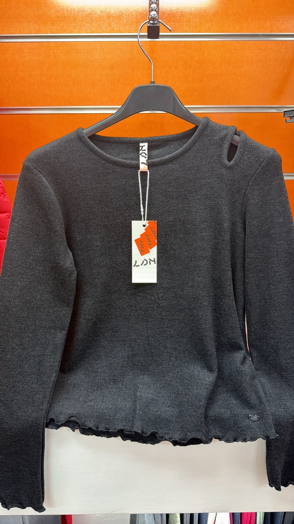 Camiseta canalé gris con hombro abierto para niña — fotografía del producto