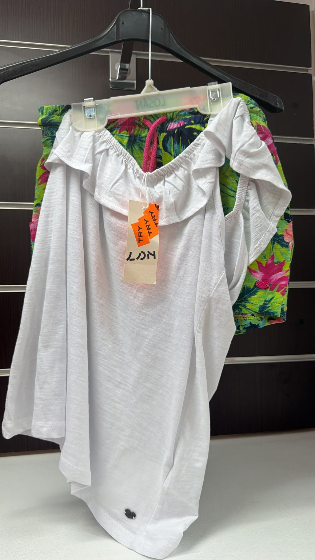 Conjunto niña Losan blusa blanca y short tropical — fotografía del producto