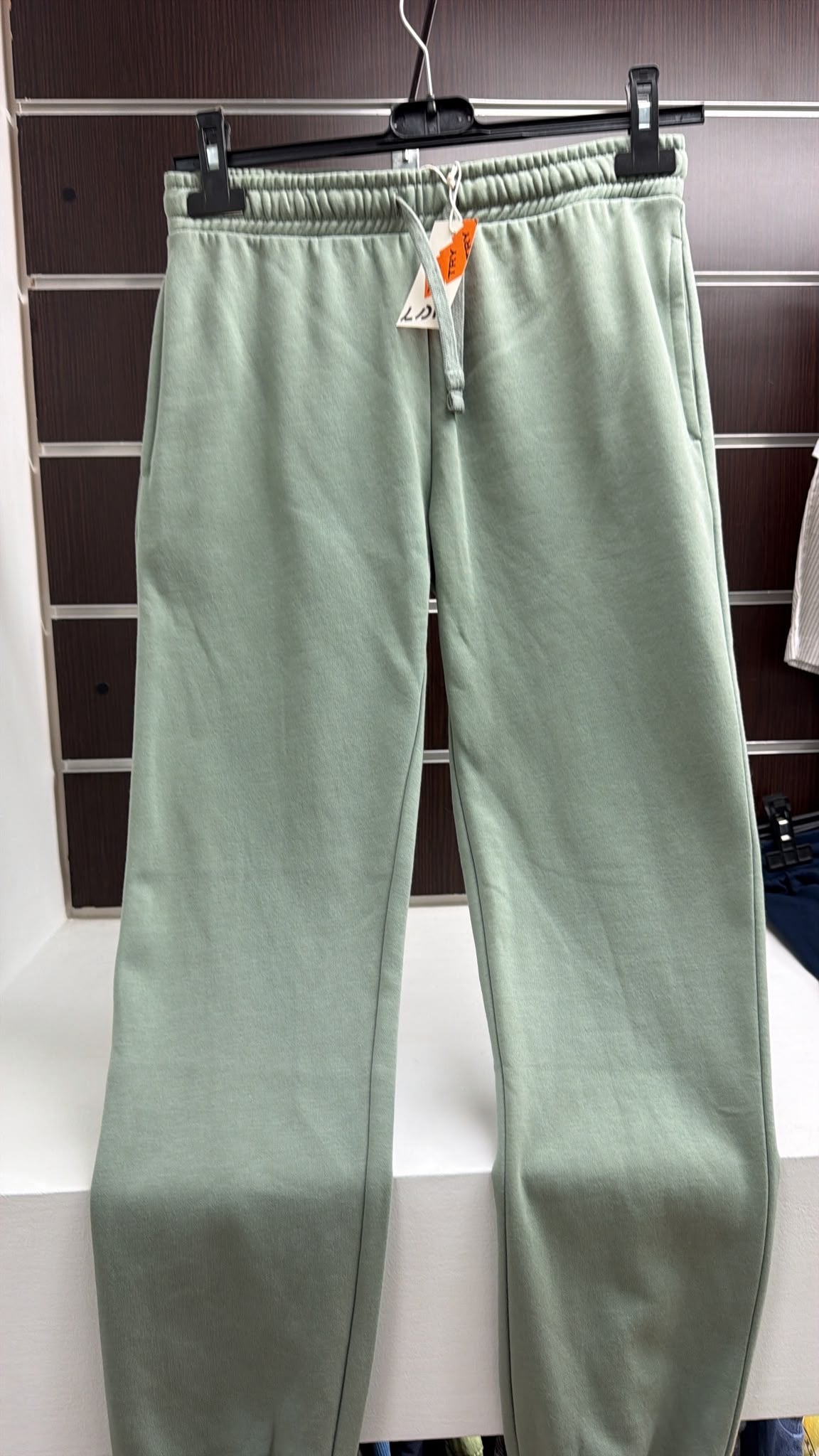 Pantalón jogger infantil verde agua — fotografía del producto