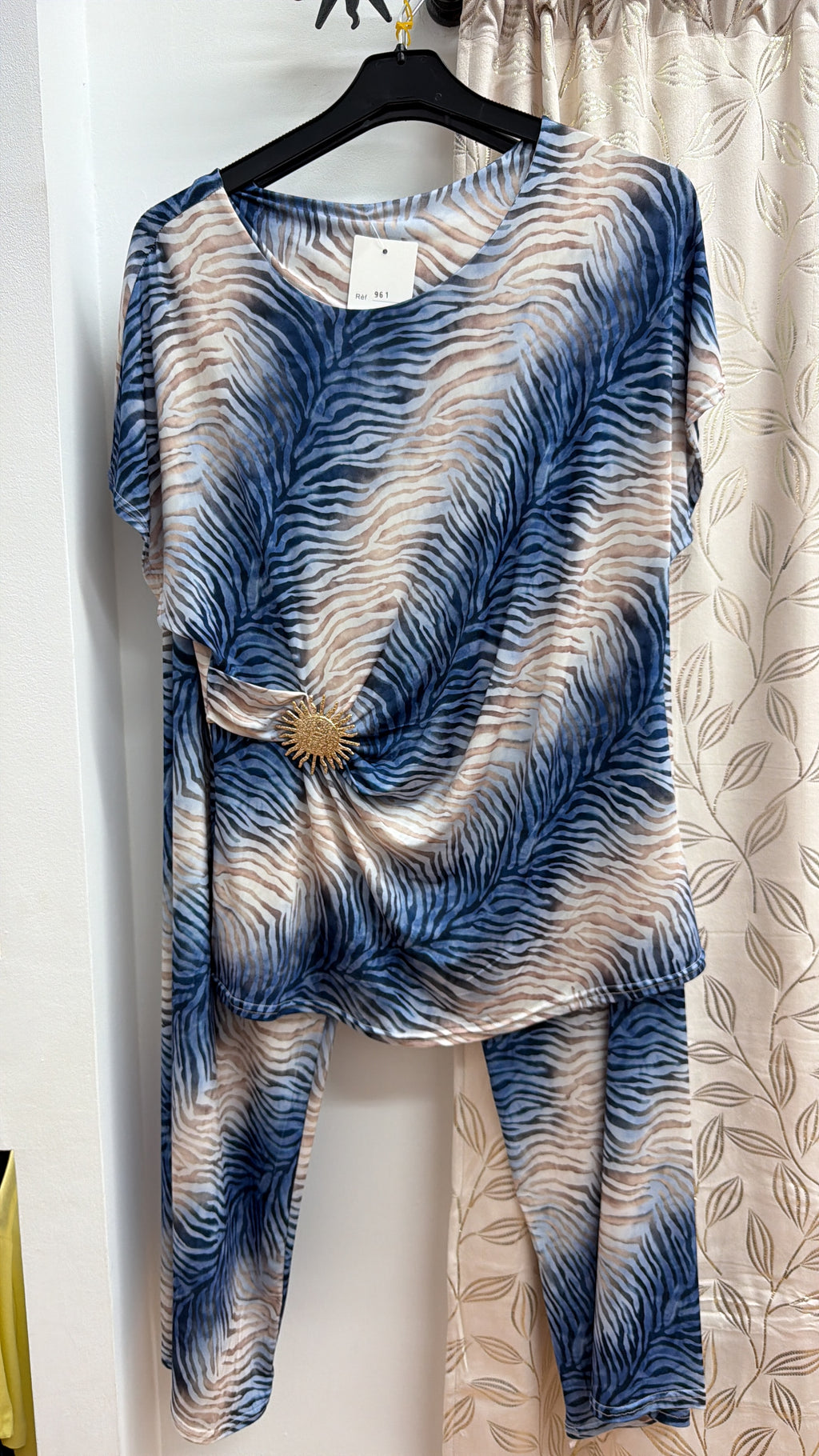 Conjunto azul estampado con detalle decorativo lateral — fotografía del producto