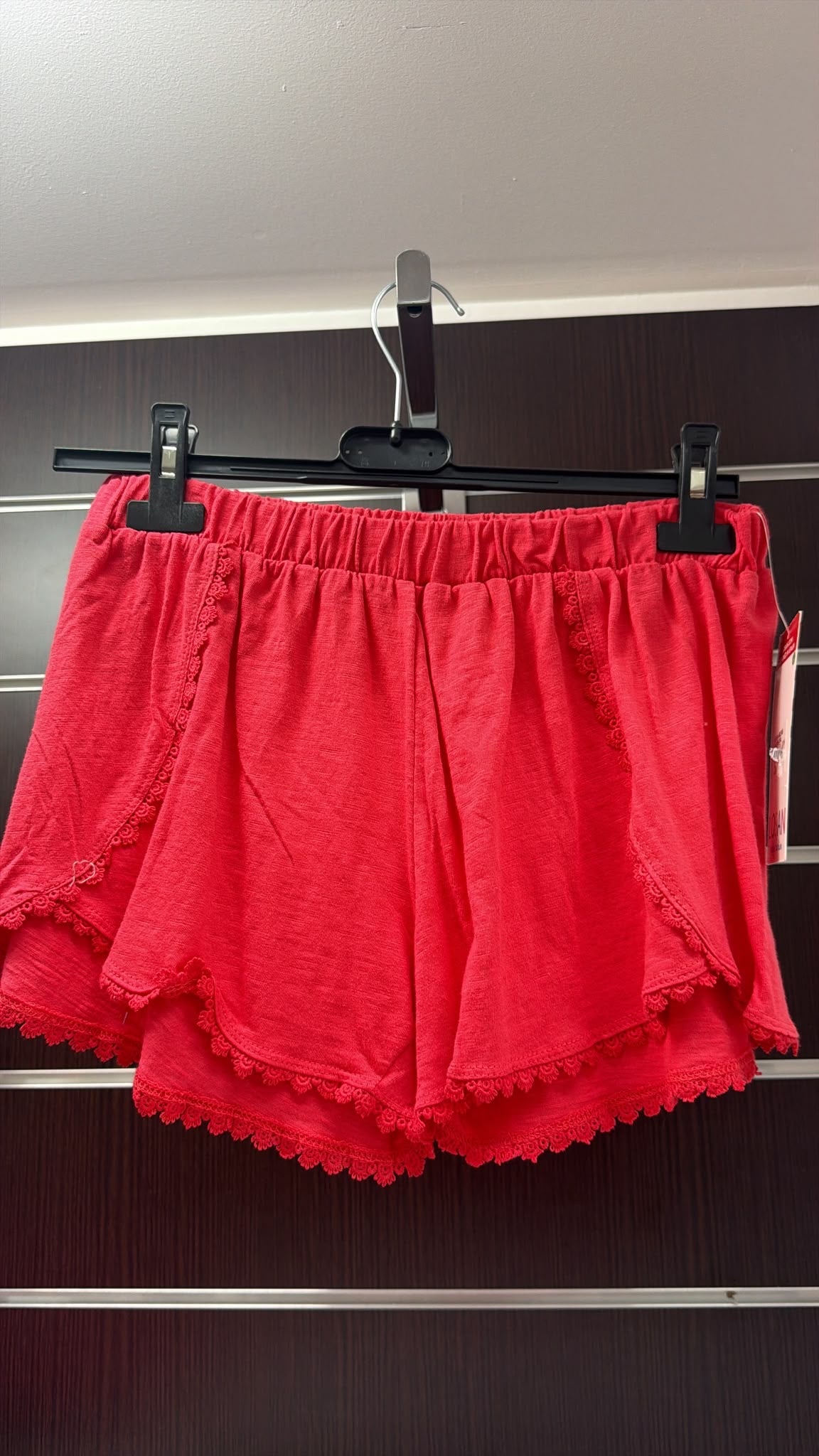 Short Losan coral fluido con encaje — fotografía del producto