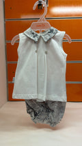 Conjunto bebé blanco y gris con cuello estampado — fotografía del producto