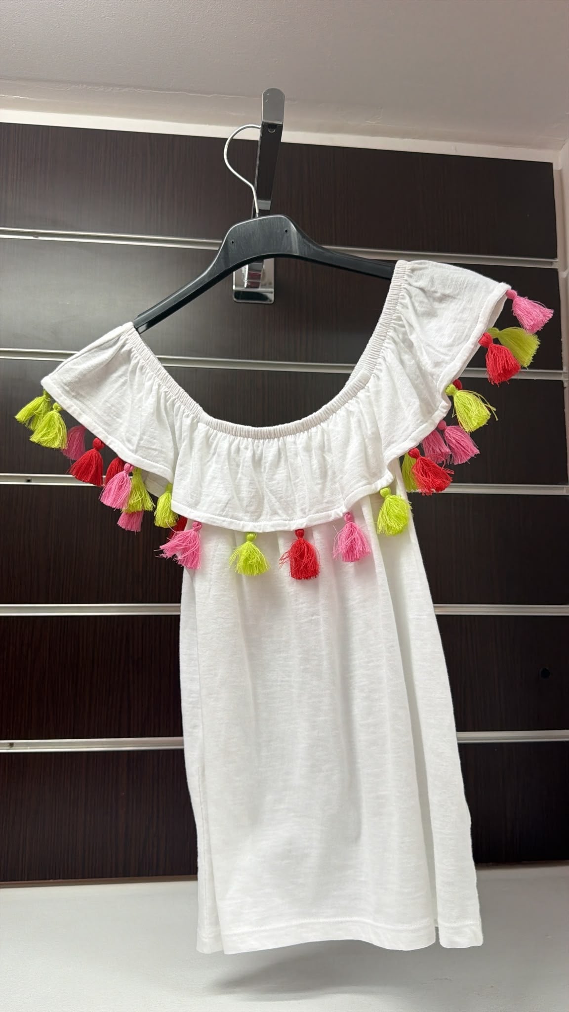 Vestido niña Losan blanco con borlas de colores — fotografía del producto
