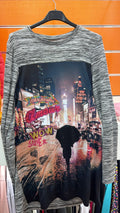 Camiseta gris estampada Love & Laughter para niña — fotografía del producto