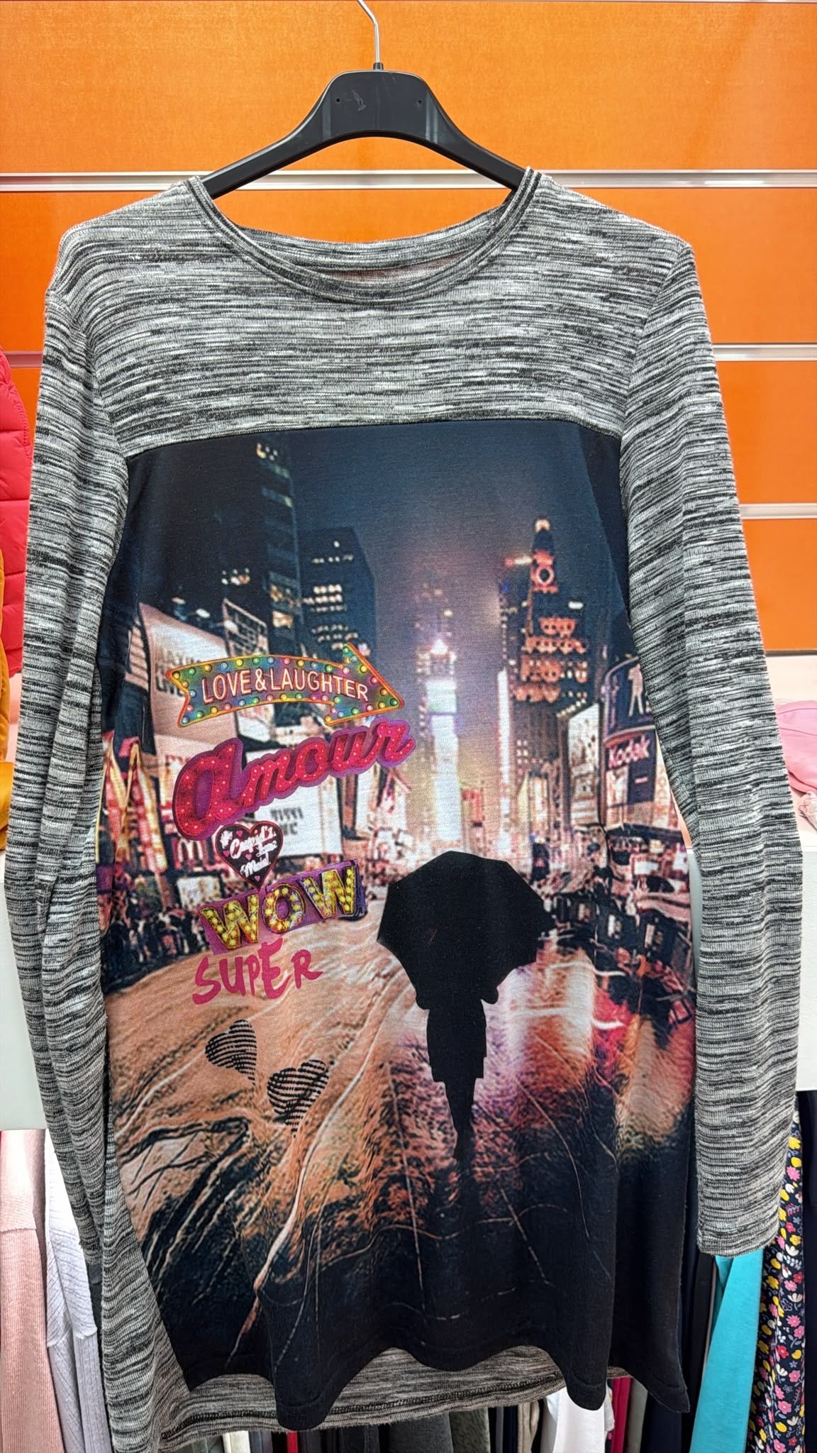 Camiseta gris estampada Love & Laughter para niña — fotografía del producto
